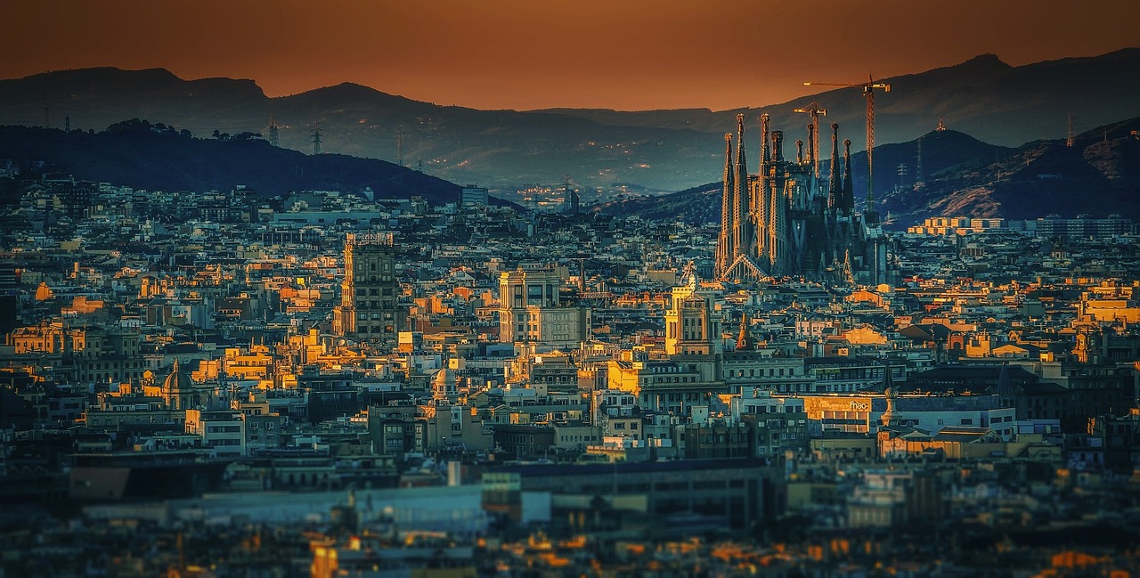 découvrez barcelone, une métropole vibrante alliant culture, art et histoire. explorez ses célèbres architectes, dont gaudí, flânez sur les ramblas et profitez de ses plages ensoleillées. parfait pour un séjour inoubliable en espagne.