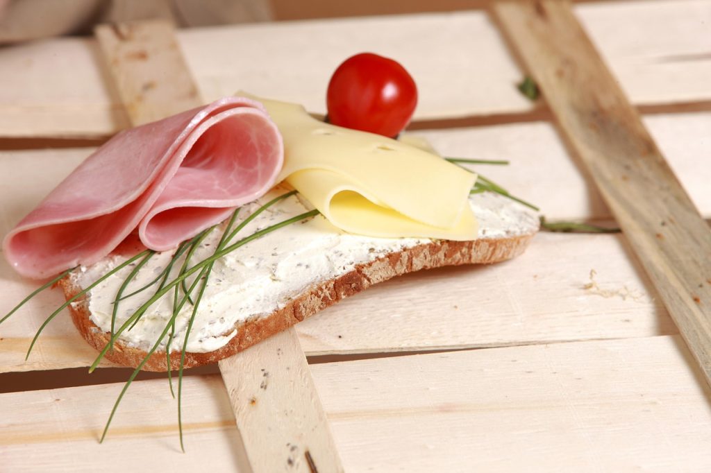 découvrez le plaisir d'un sandwich savoureux et réconfortant, parfait pour vos pauses déjeuner. optez pour une variété de garnitures fraîches et des pains croustillants qui raviront vos papilles. que ce soit pour une collation rapide ou un repas complet, nos sandwiches sont faits pour satisfaire toutes vos envies!